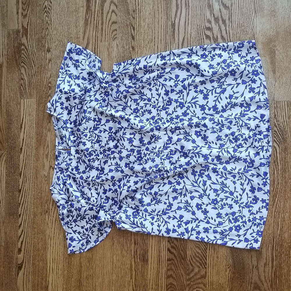 (1X) Tahari Arthur S. Levine Royal Blue Floral Print Blouse